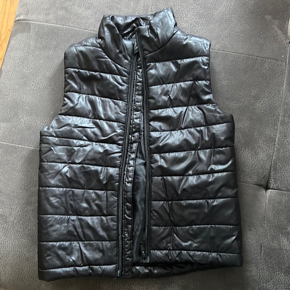 Vest ,black ,boys or girl,Size 2-4Y. Barely worn